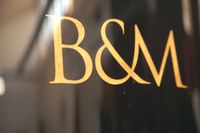 Backes & Müller, Saarbrücken, Manufaktur, Made in Germany, Logo, zertifizierte Hölzer, nachhaltig, perfekter Klang, Lautsprechergehäuse,, Tonmeister, Klavierlackbearbeitung Black Piano mit Blattgold-Signet